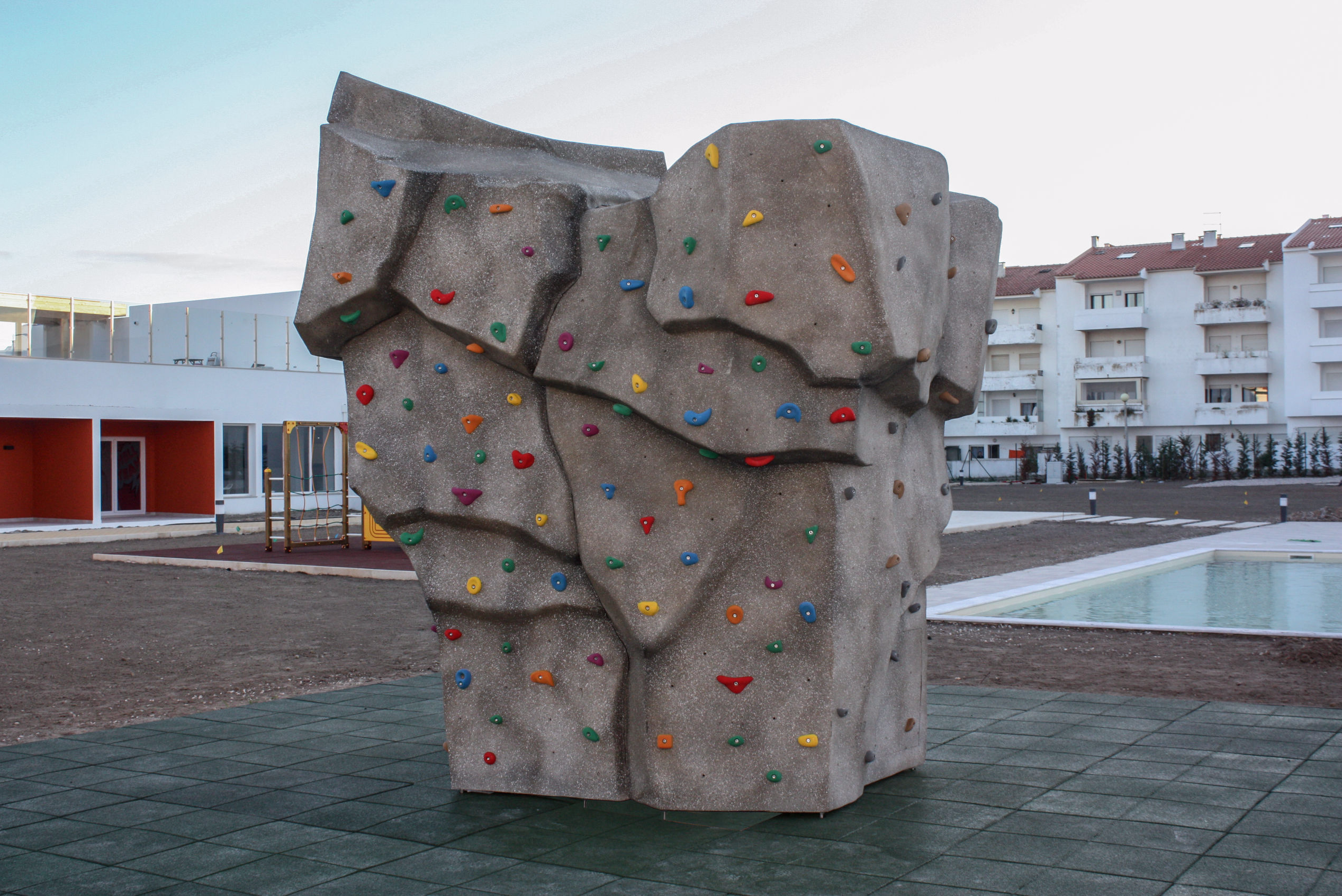 Monobloco de escalada escalável em várias faces, instalado em resort de Peniche